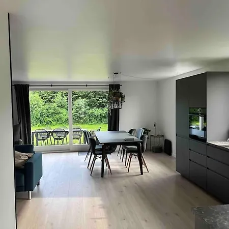 Flot Renoveret Sommerhus, Taet Pa Vandet *