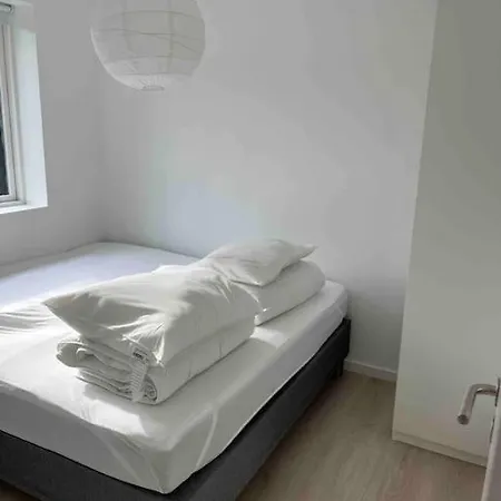 Flot Renoveret Sommerhus, Taet Pa Vandet