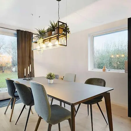 Flot Renoveret Sommerhus, Taet Pa Vandet Holiday home *