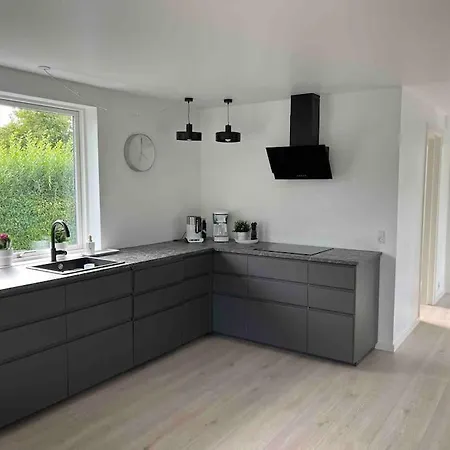 Flot Renoveret Sommerhus, Taet Pa Vandet
