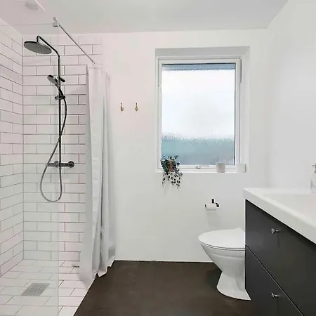 Holiday home Flot Renoveret Sommerhus, Taet Pa Vandet *