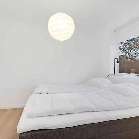 Flot Renoveret Sommerhus, Taet Pa Vandet *