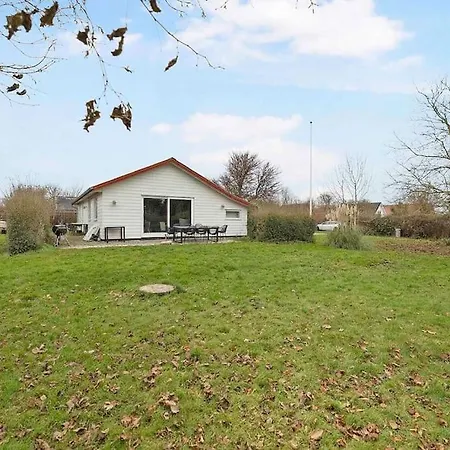 Flot Renoveret Sommerhus, Taet Pa Vandet