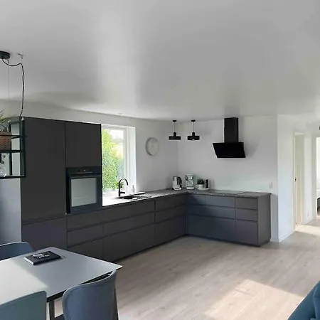 Flot Renoveret Sommerhus, Taet Pa Vandet Holiday home