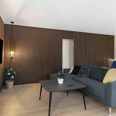 Flot Renoveret Sommerhus, Taet Pa Vandet *