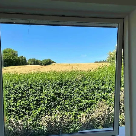 Flot Renoveret Sommerhus, Taet Pa Vandet