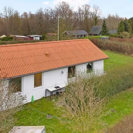 Flot Renoveret Sommerhus, Taet Pa Vandet